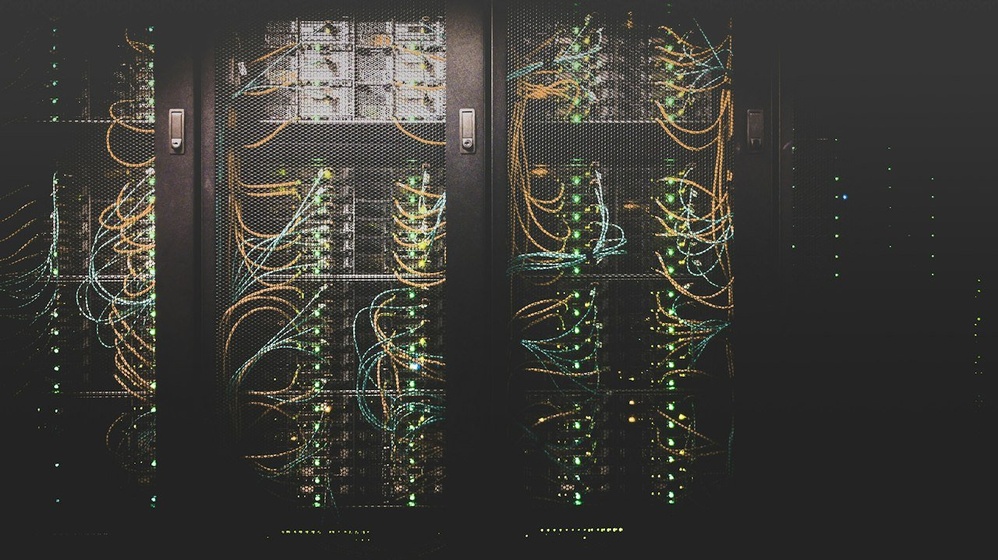 Rack de servidores con cableado organizado